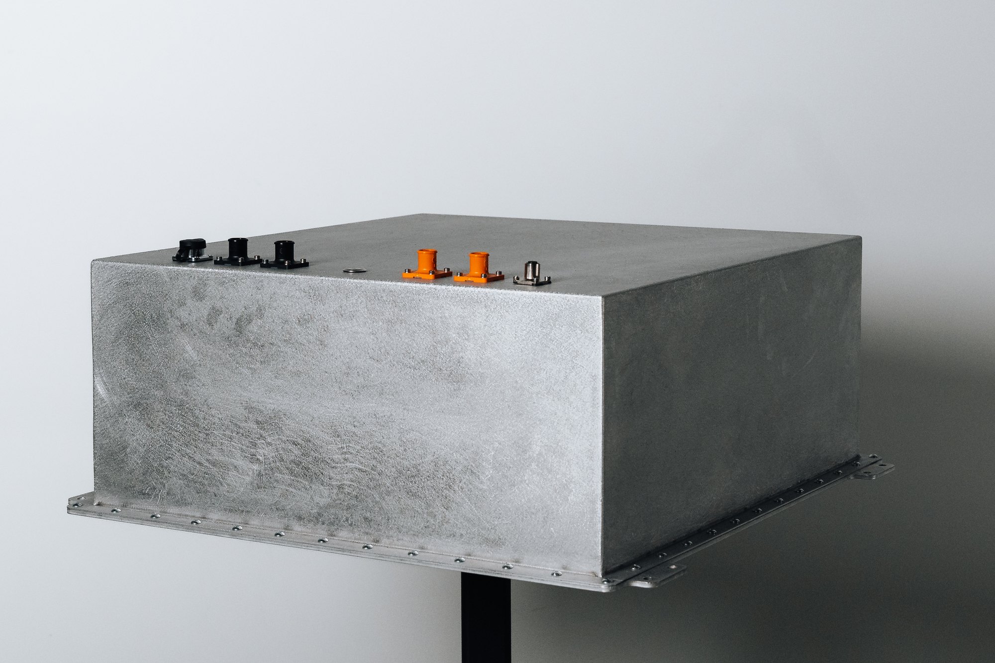 M05 Batteriesystem mit Anschlüssen